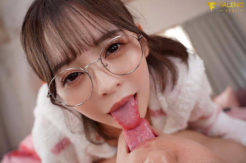 寝起きにメガネ姿でベロキス