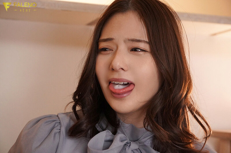 口の中に射精されたザーメンを嫌そうにごっくん