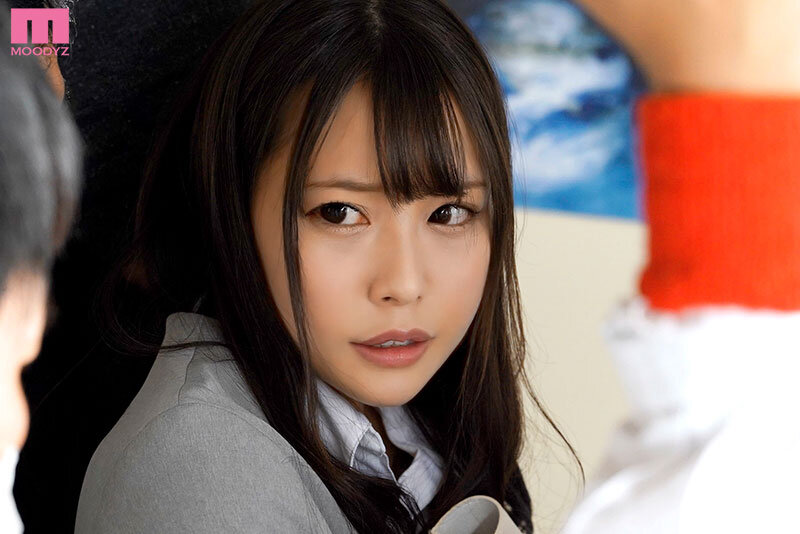 電車で痴漢をしてくる男達を怯えた目で見つめる