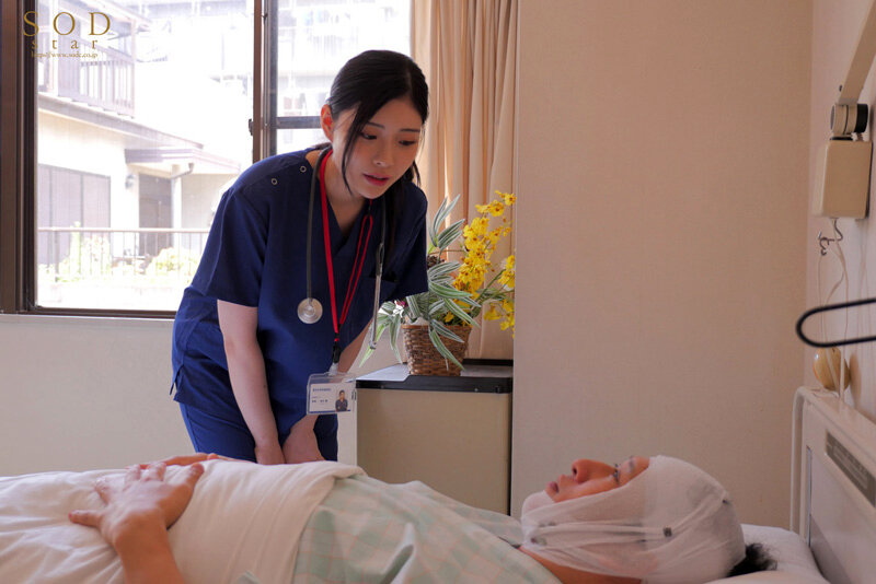 手術後の患者を見に来た救急救命医