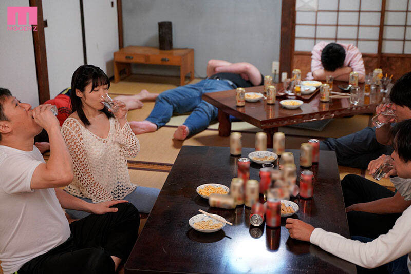 サークルの合宿で酔い潰れる男子達と酔わない女子