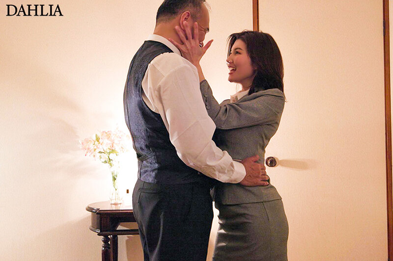 会社で怖かった父が家庭に戻ると優しくなってイチャイチャする娘