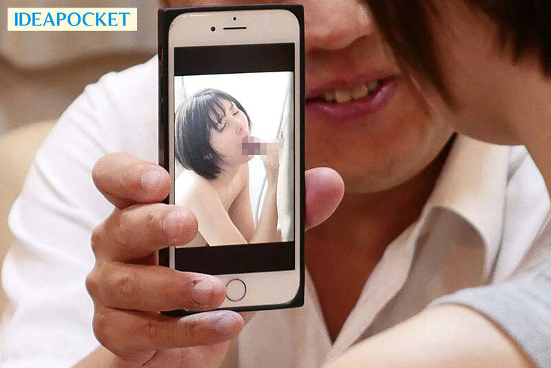 再撮影を提案され渋るがフェラ写真を見せられ受ける人妻