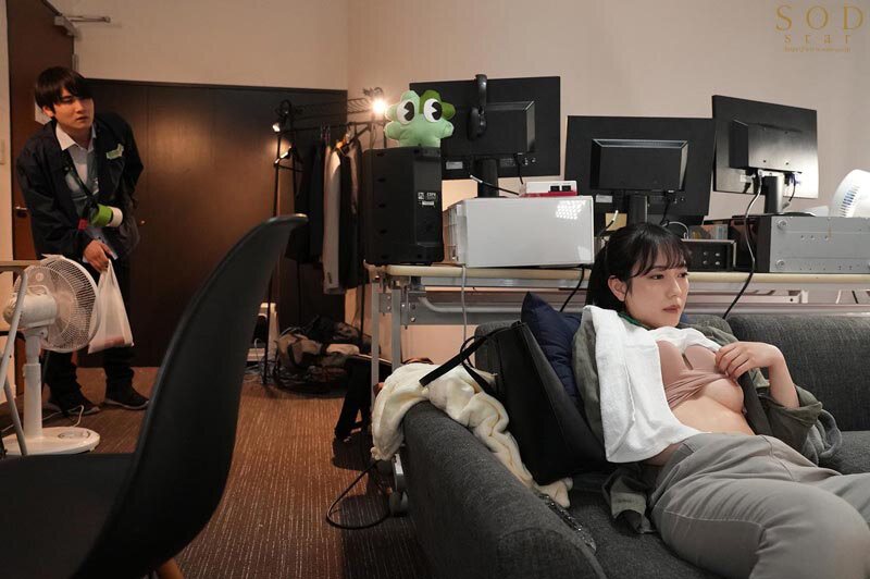 編集室で欲求不満が溜まって仕事中にオナニー