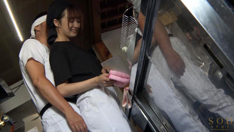 開店準備中にカラダを触られ苦笑い