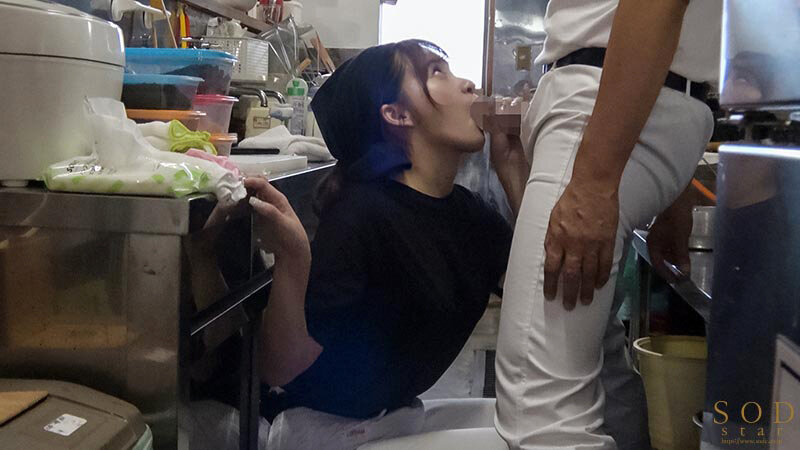 狭い厨房で頼まれてフェラ抜き