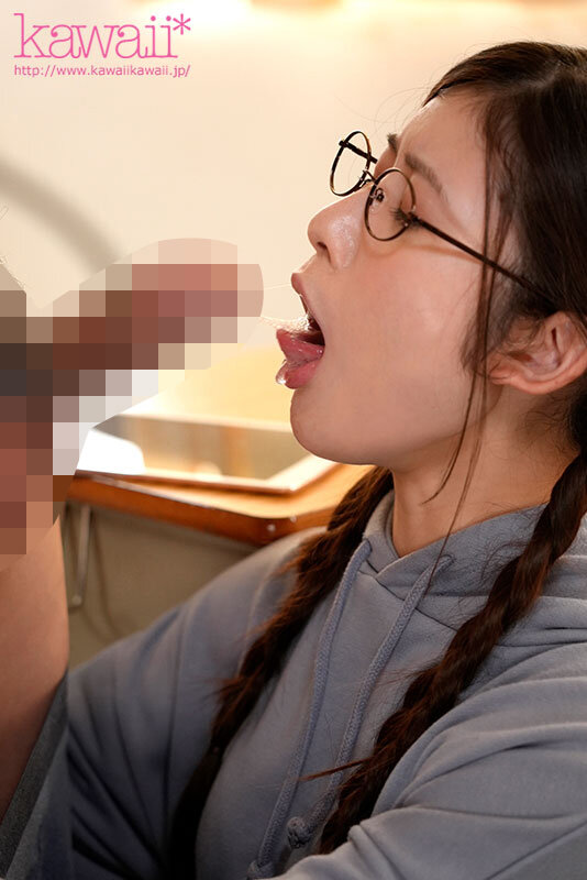 大学の教室内でオタク友達にフェラ