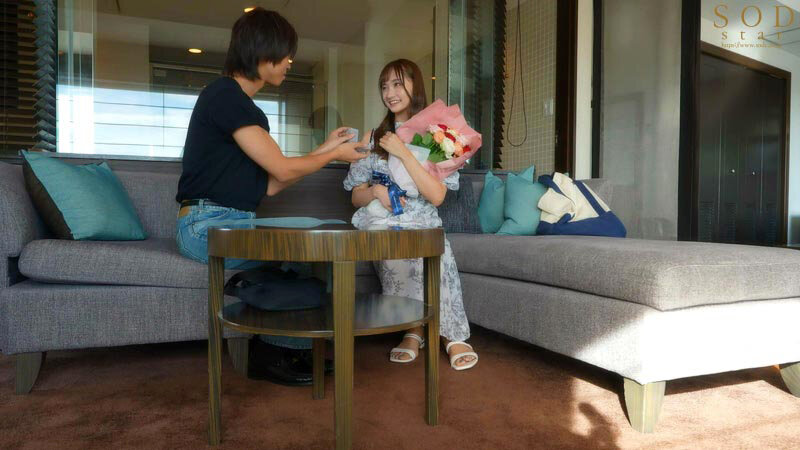 ホテルで彼氏にプロポーズされ喜ぶ彼女