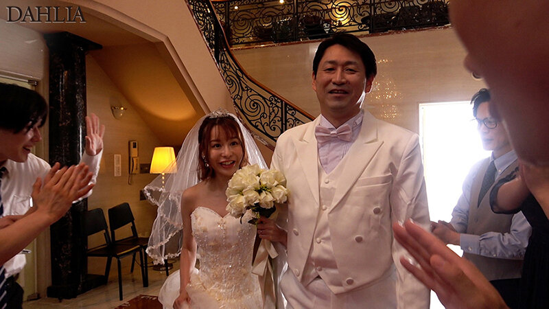 長く付き合ってきた相手との結婚式でみんなから祝福される
