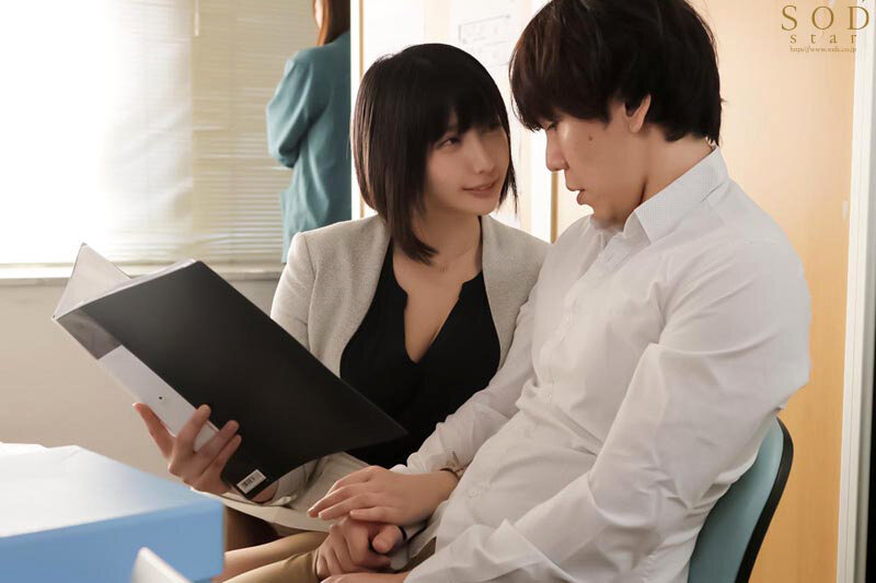 物件を探しに来たカップルの彼氏に妖しく迫る不動産レディ