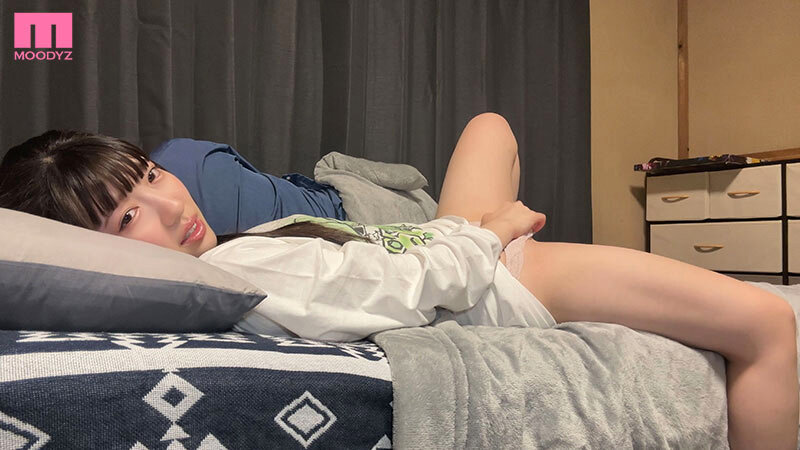 彼氏が眠る隣でオナニー動画の撮影