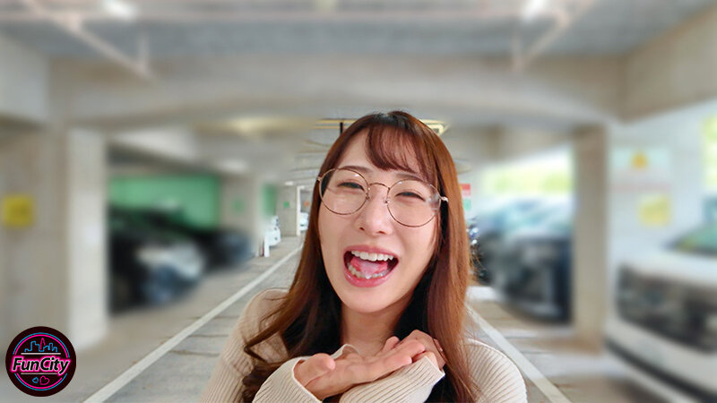 車内で口内射精させた後、口に溜めたまま駐車場を徘徊