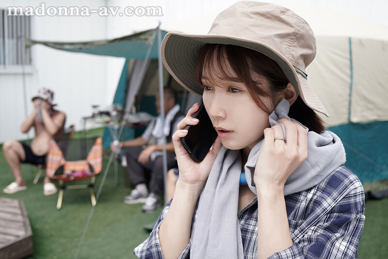 一人で参加したキャンプで夫と連絡をとる妻