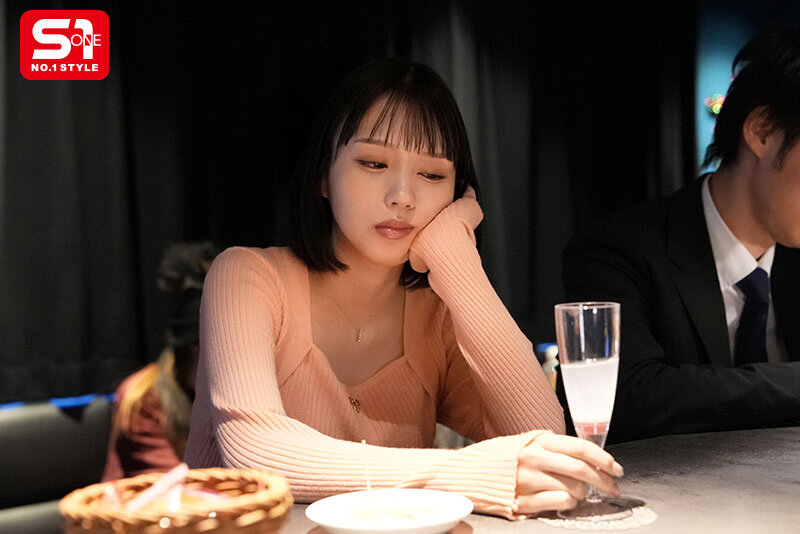 彼氏にフラれてバーでヤケ酒