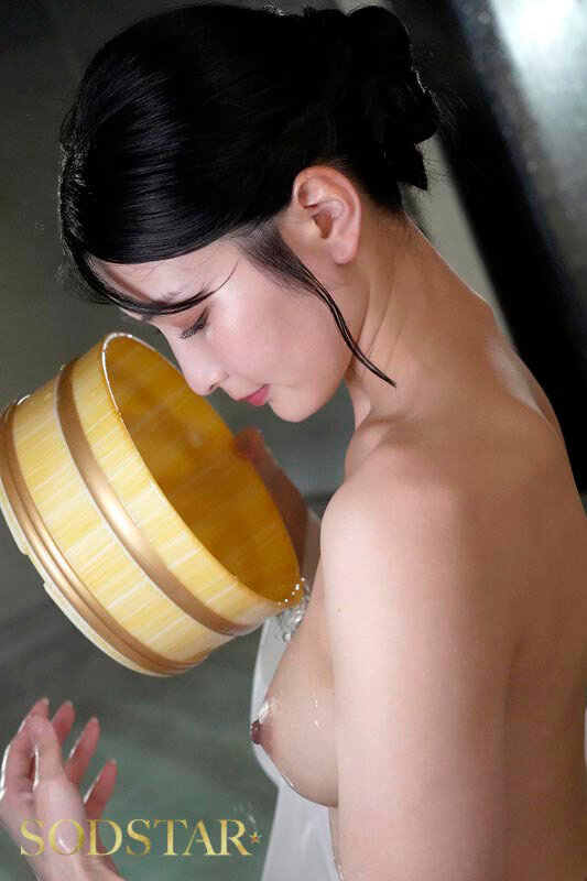 一人客の男性のカラダを流し一緒に湯船へ