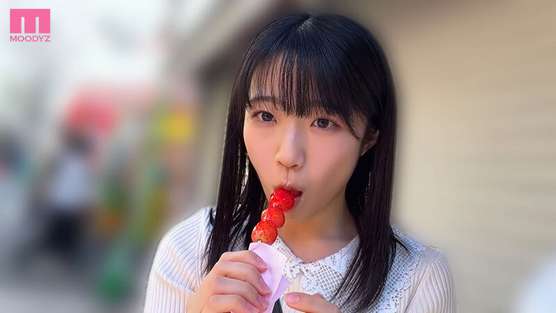 二人っきりで食べ歩き街中デート