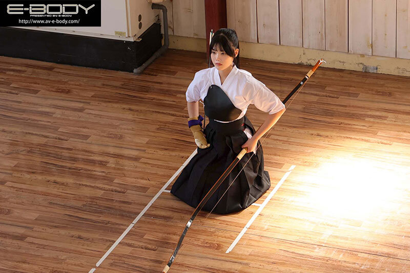 弓道着を纏い凛々しい姿を見せる弓道女子