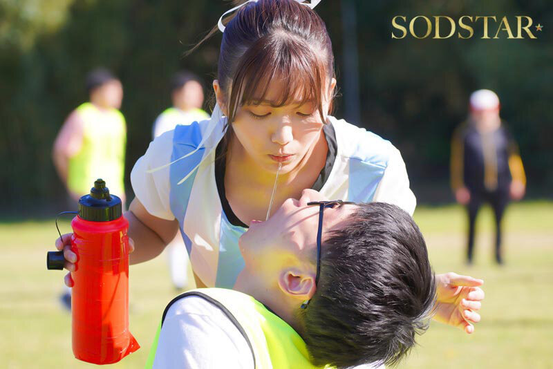 命令されて口移しで水を飲ませるチアリーダー