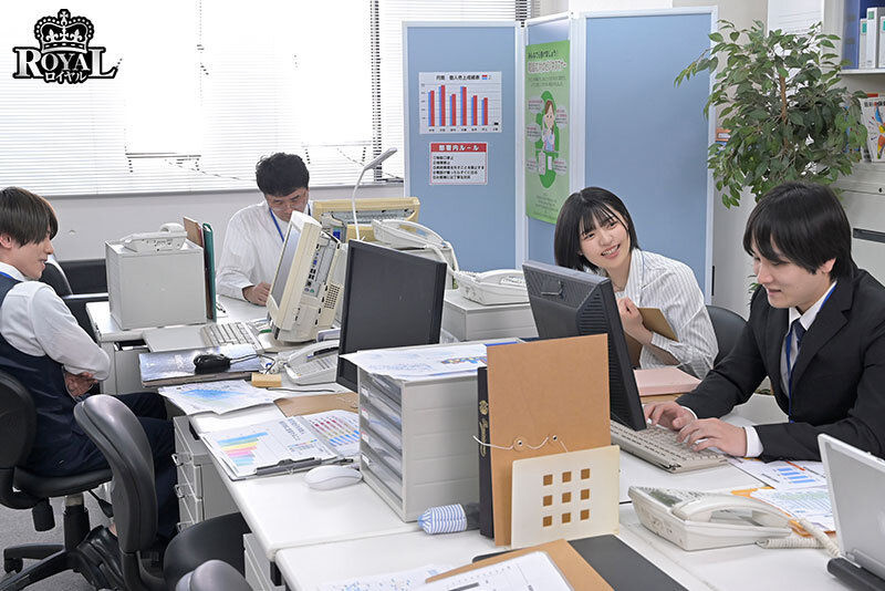 同期の男と仕事中に談笑する女性社員