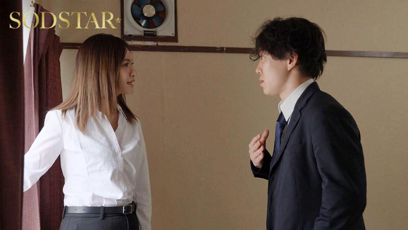 張り込み先のアパートで部下を厳しく指導する女上司