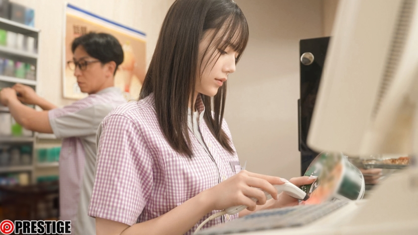 深夜のコンビニで働く女の子を見守る店長