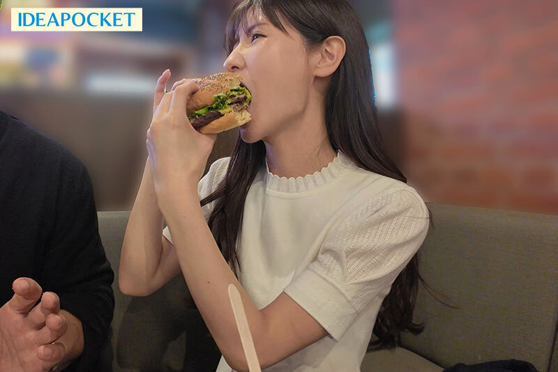 街中デートで大口開けてハンバーガー食い