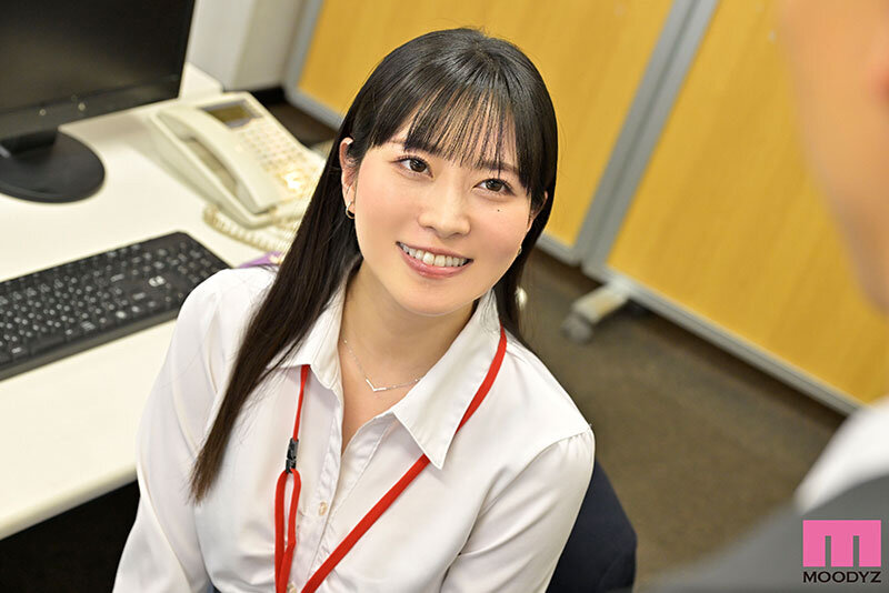 社内結婚で寿退社する美人OL