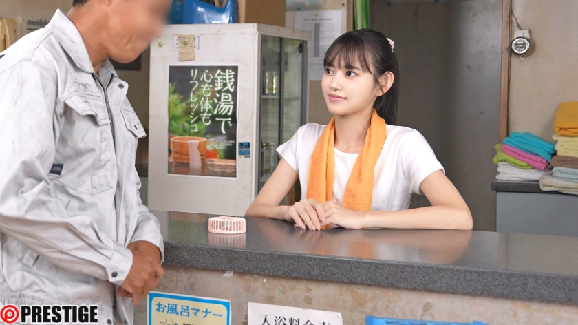 銭湯のカウンターで客対応する看板娘