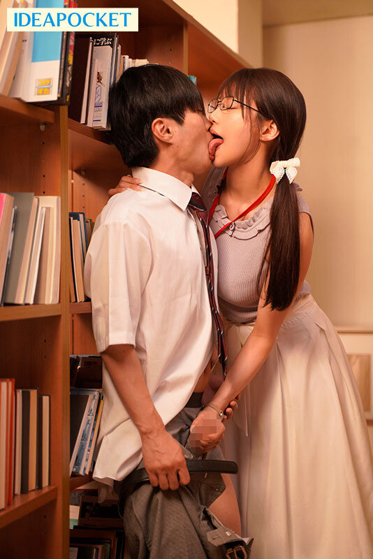 図書館の中でベロキスして手コキ責め