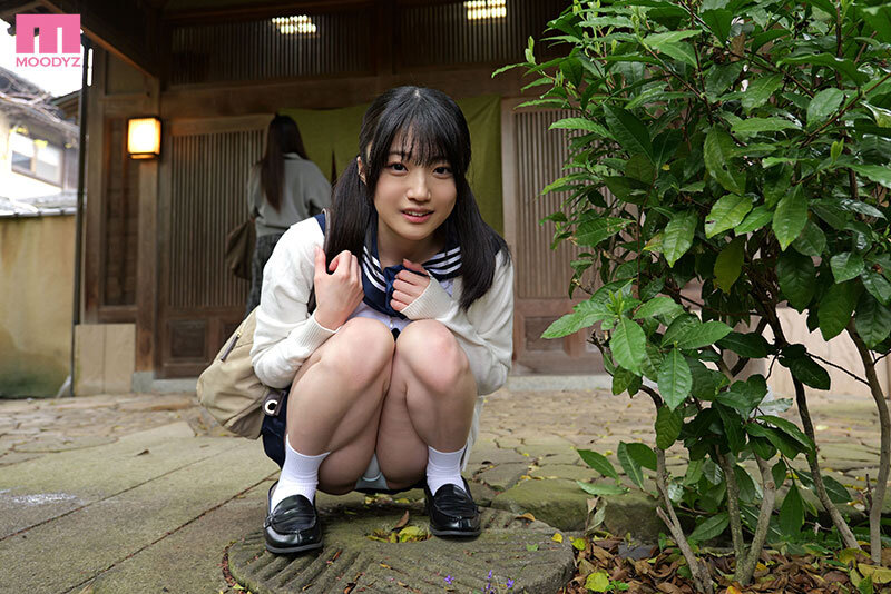 宿に入る直前でパンチラ見せつけて姉彼氏を誘惑