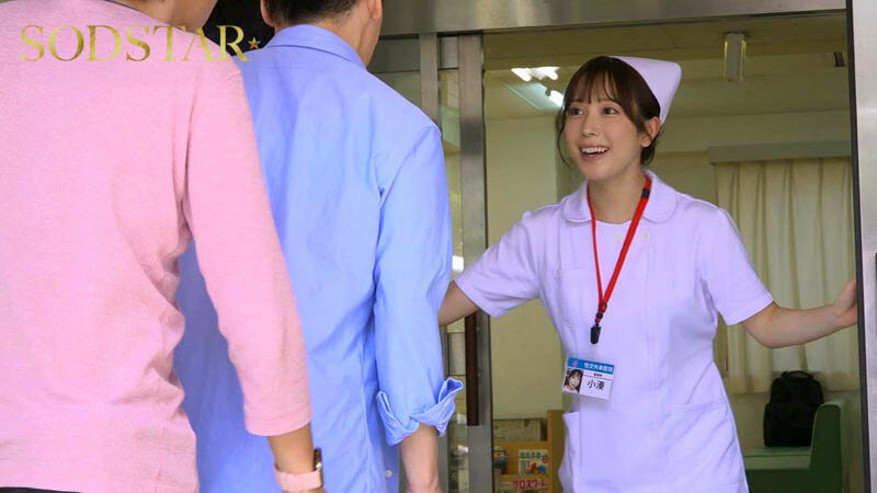 開院して笑顔で患者を出迎える新人看護師