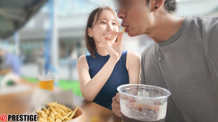 浅草デートで恋人のように食事する二人