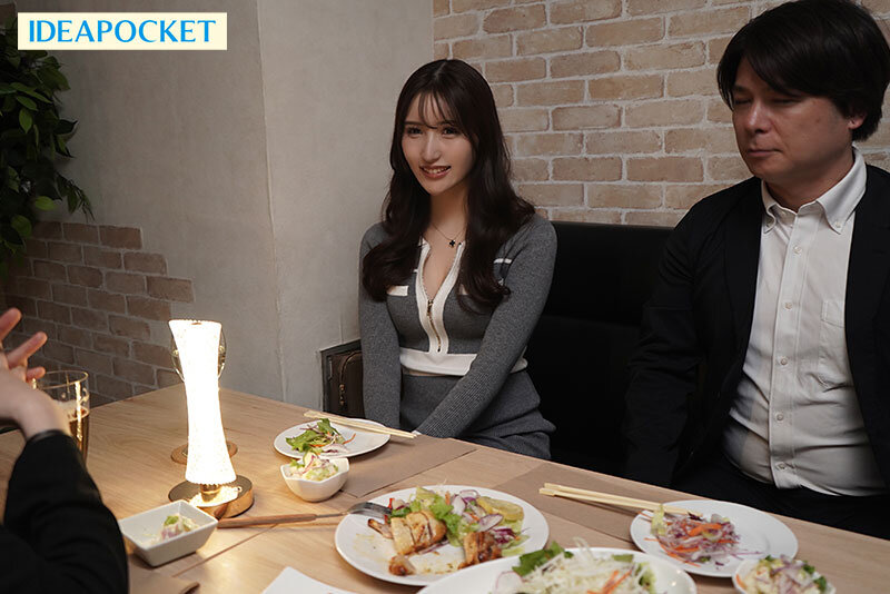 人妻になった藤咲まいが同窓会で旧友達と再会