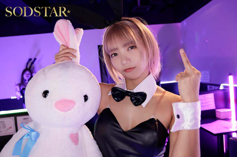 ぬいぐるみを掴んで中指立てる罵倒バニーピンサロ嬢