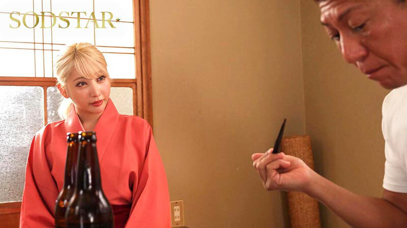 浜辺で出会った男を経営する民宿に案内して料理を振る舞う